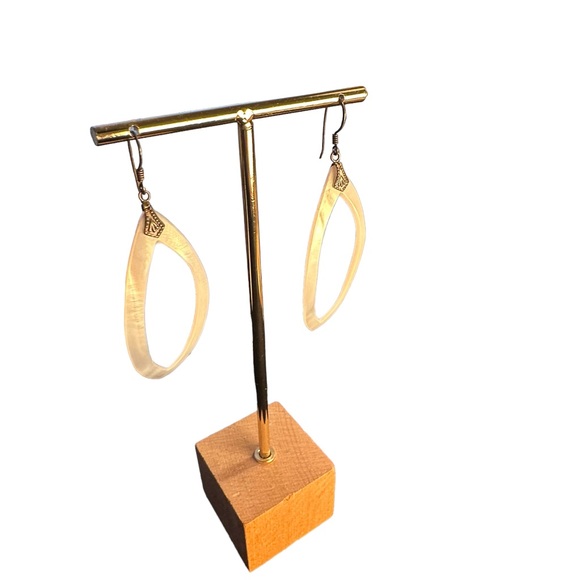 Carved mother of pearl shell earrings marked 925 - Picture 7 of 11